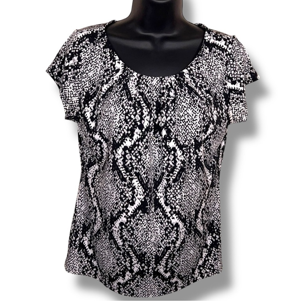 Petite Medium Worthington Black White Snake Print Short Sleeve Top Stretch